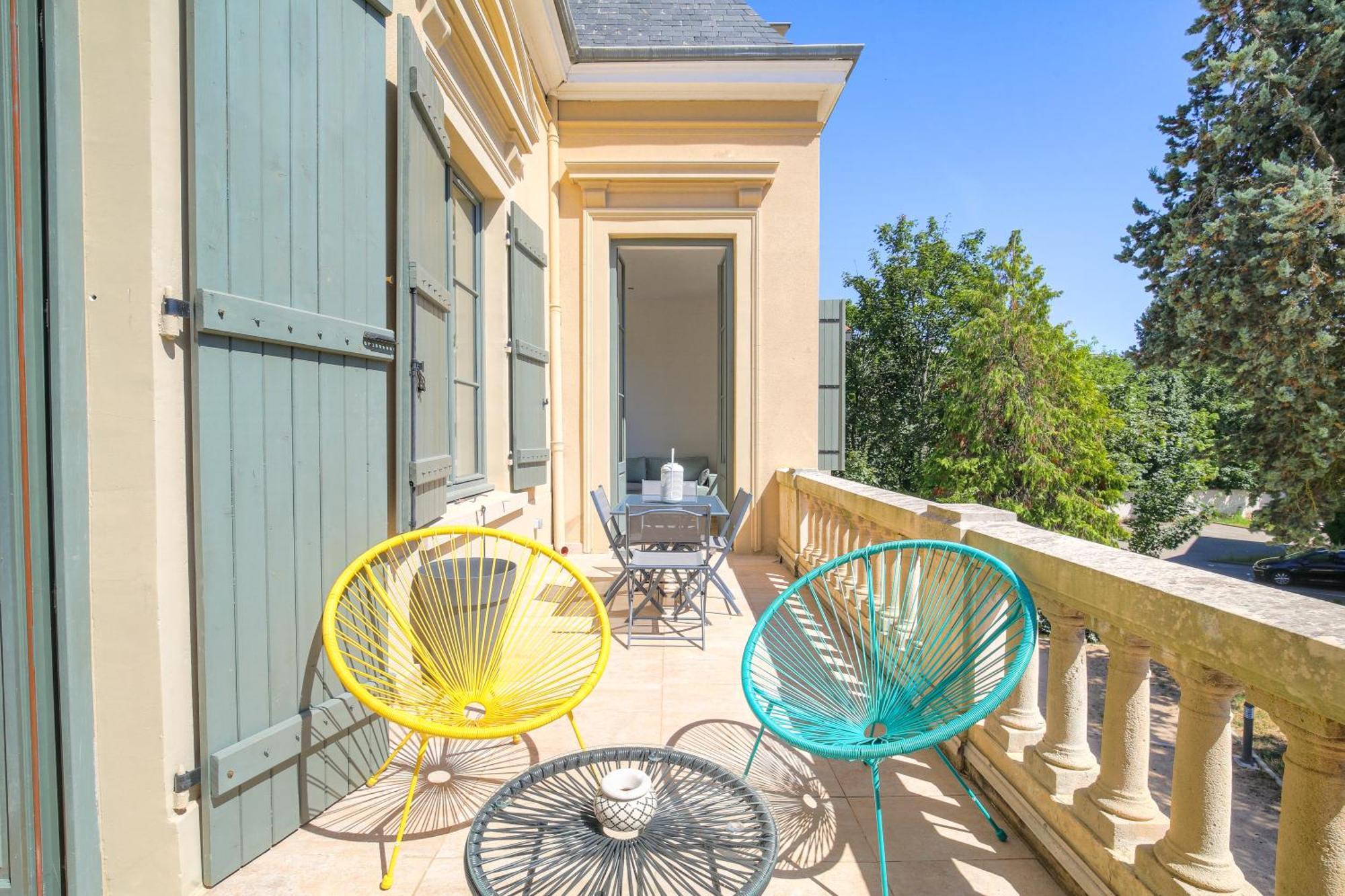 Chateau Ecully - Appartement 2 Chambres - Terrasse & Parking Exterior photo