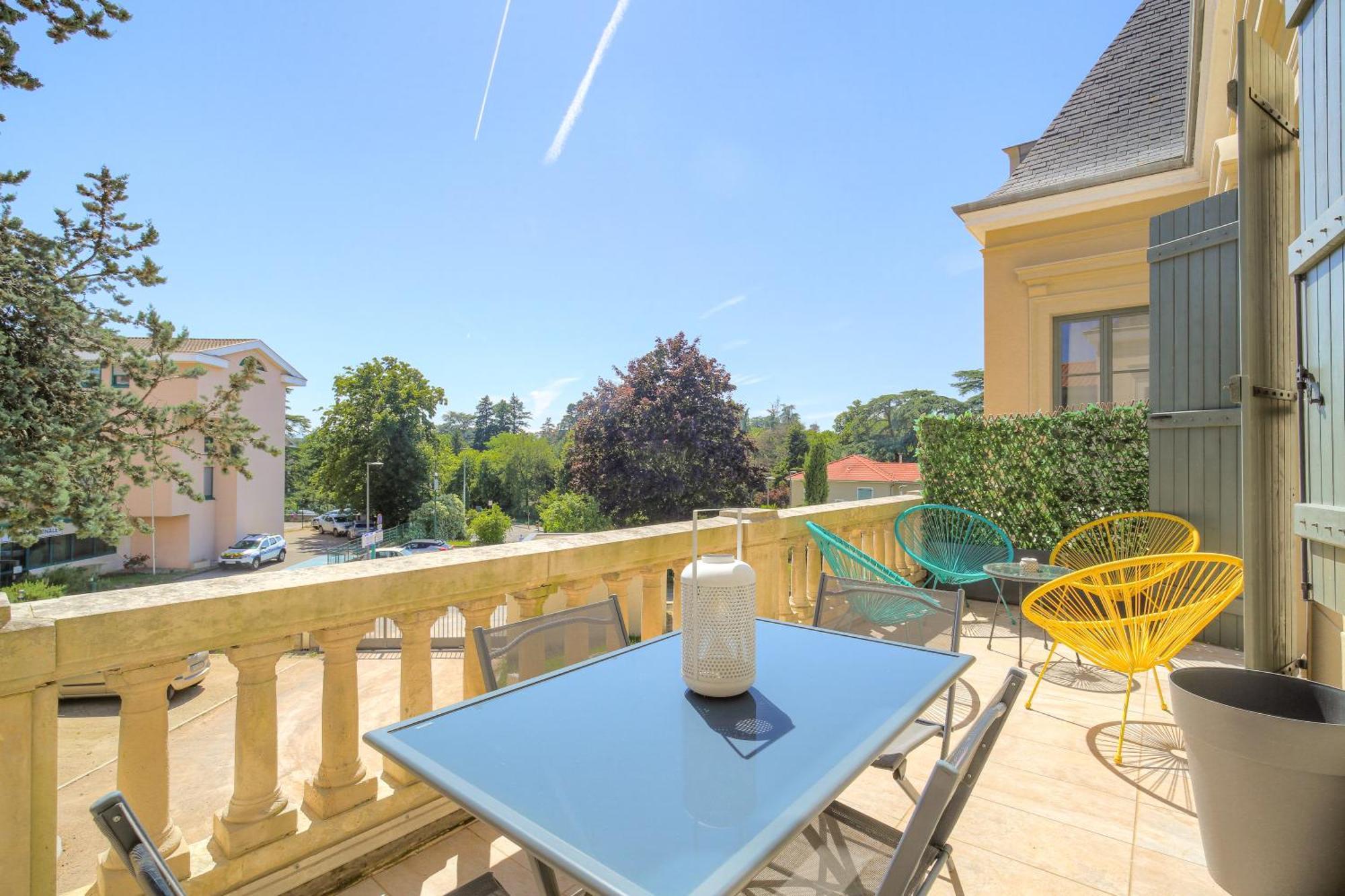 Chateau Ecully - Appartement 2 Chambres - Terrasse & Parking Exterior photo
