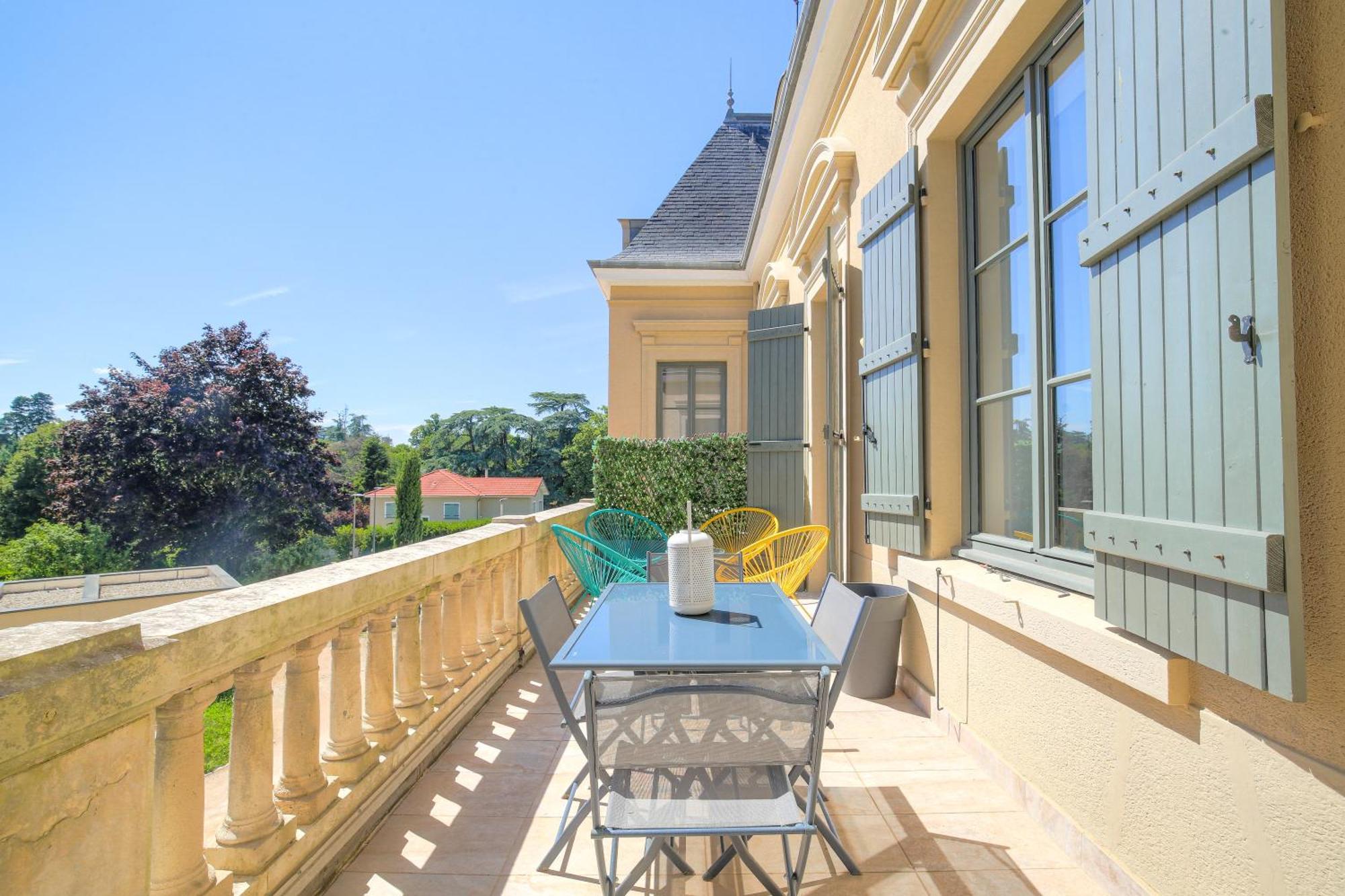 Chateau Ecully - Appartement 2 Chambres - Terrasse & Parking Exterior photo