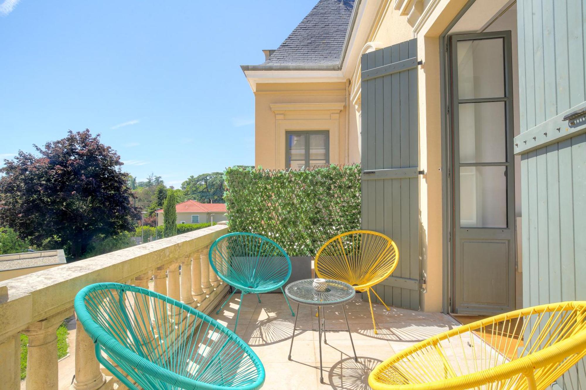 Chateau Ecully - Appartement 2 Chambres - Terrasse & Parking Exterior photo