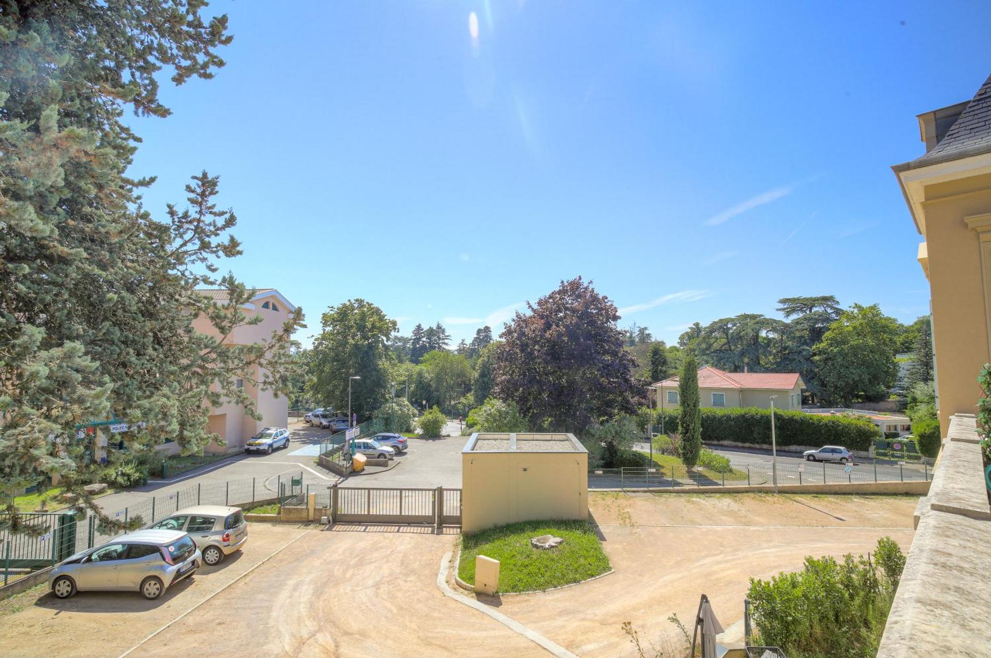 Chateau Ecully - Appartement 2 Chambres - Terrasse & Parking Exterior photo