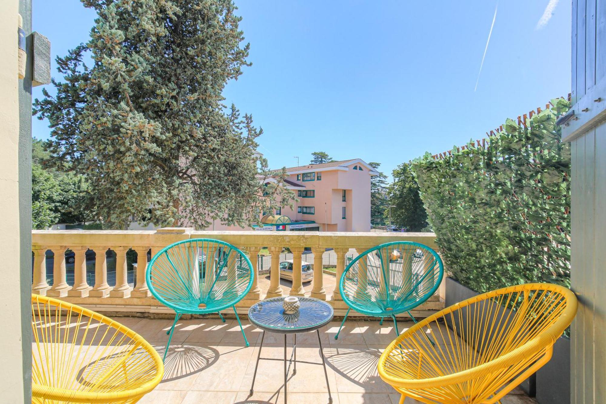 Chateau Ecully - Appartement 2 Chambres - Terrasse & Parking Exterior photo