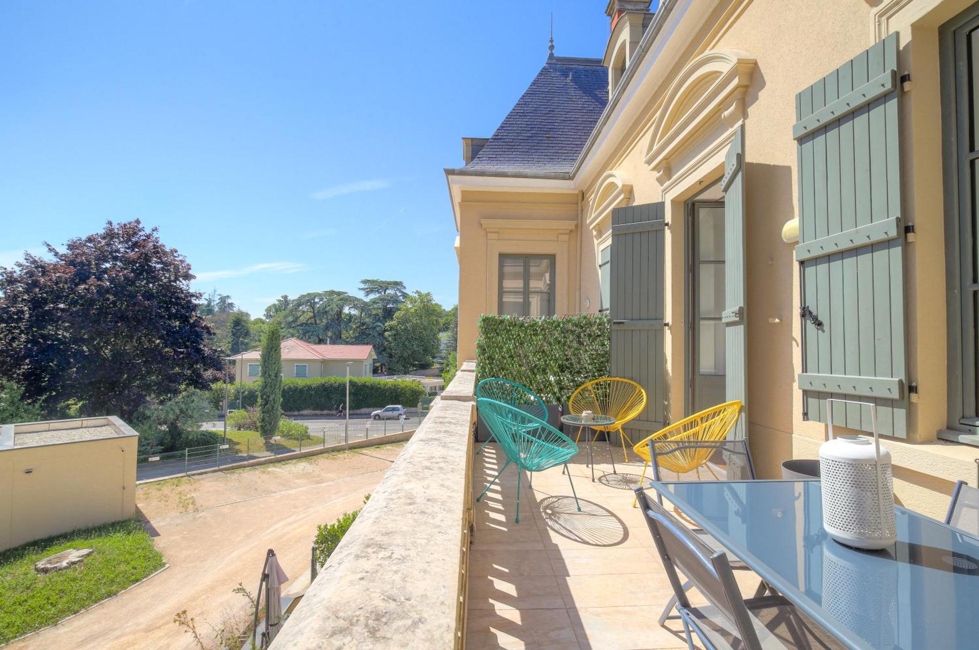 Chateau Ecully - Appartement 2 Chambres - Terrasse & Parking Exterior photo