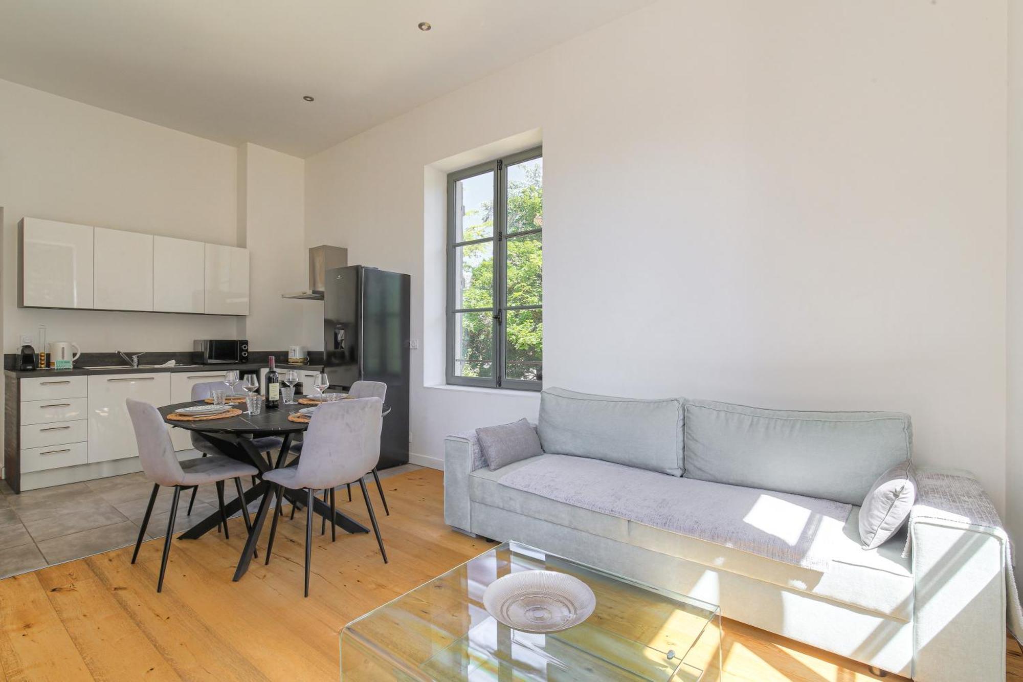 Chateau Ecully - Appartement 2 Chambres - Terrasse & Parking Exterior photo