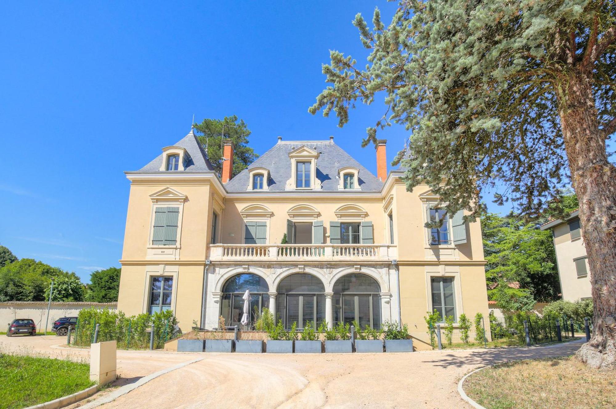 Chateau Ecully - Appartement 2 Chambres - Terrasse & Parking Exterior photo